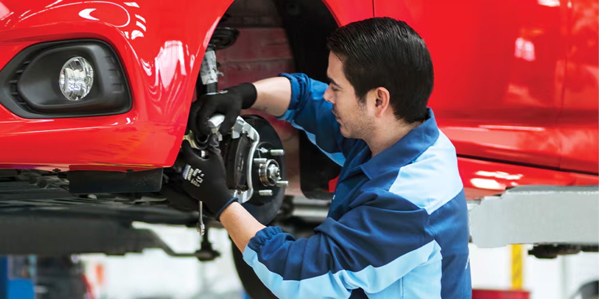 Técnico trabajando en un auto Chevrolet