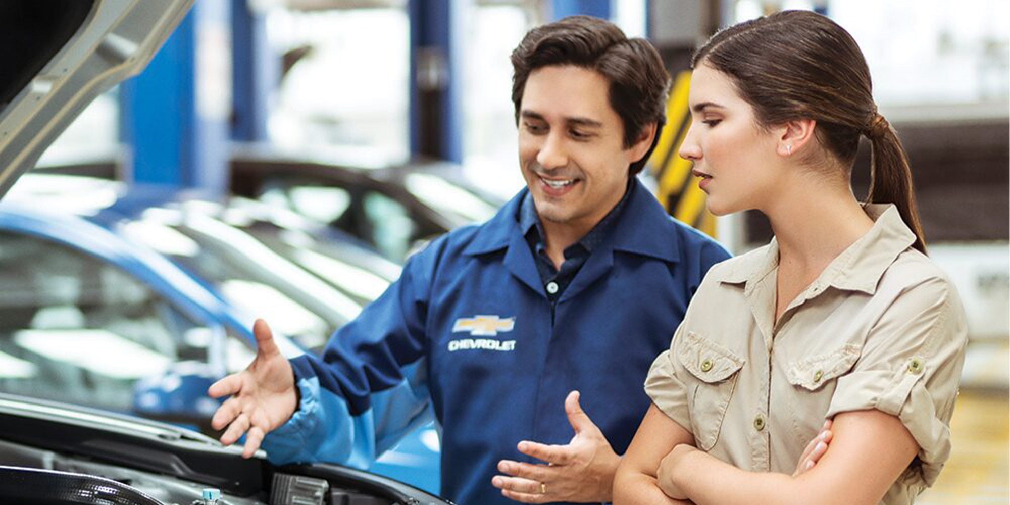 Técnico mostrando un auto Chevrolet