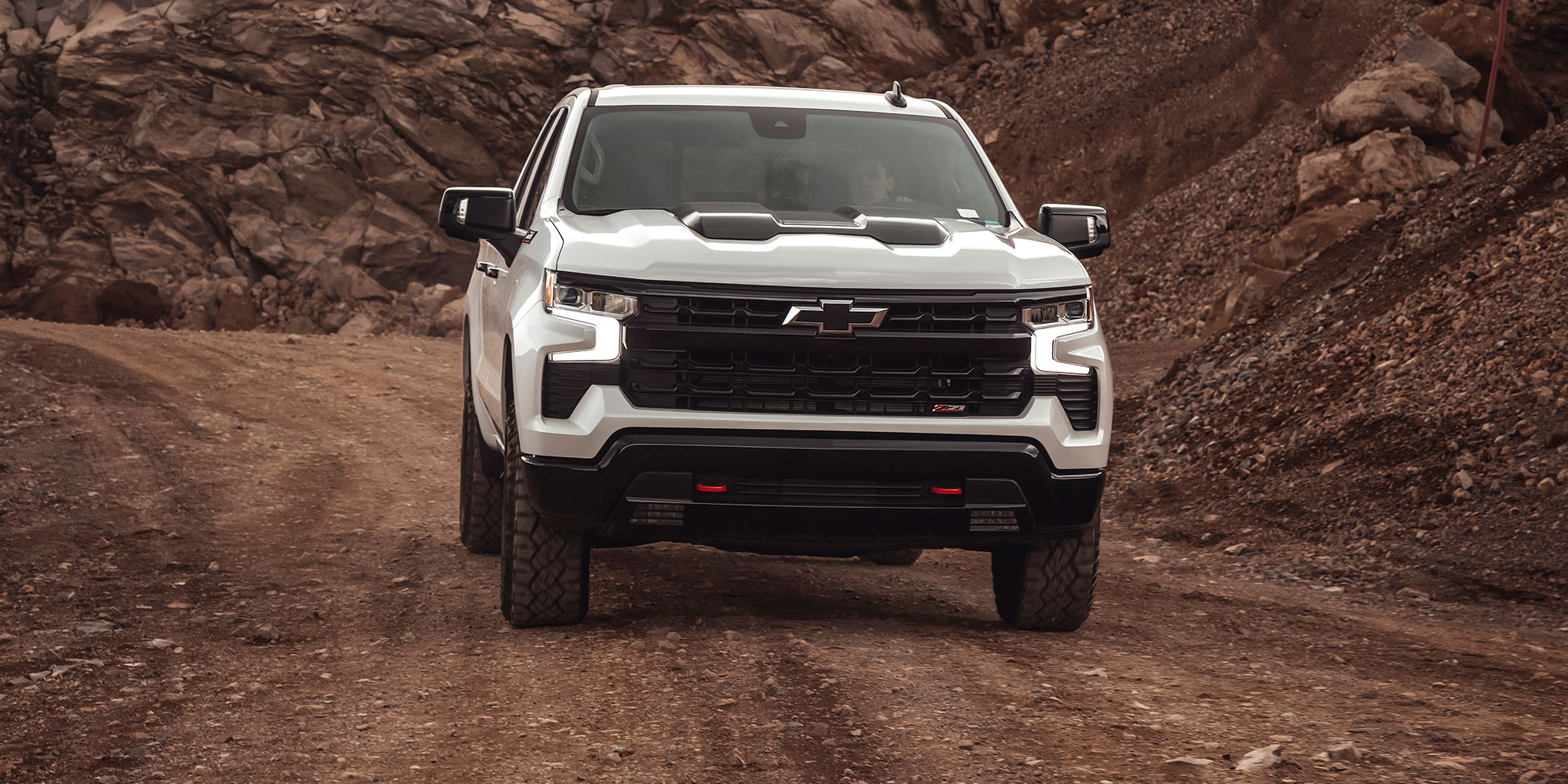 Chevrolet Silverado 2026 en terreno montañoso, vista frontal