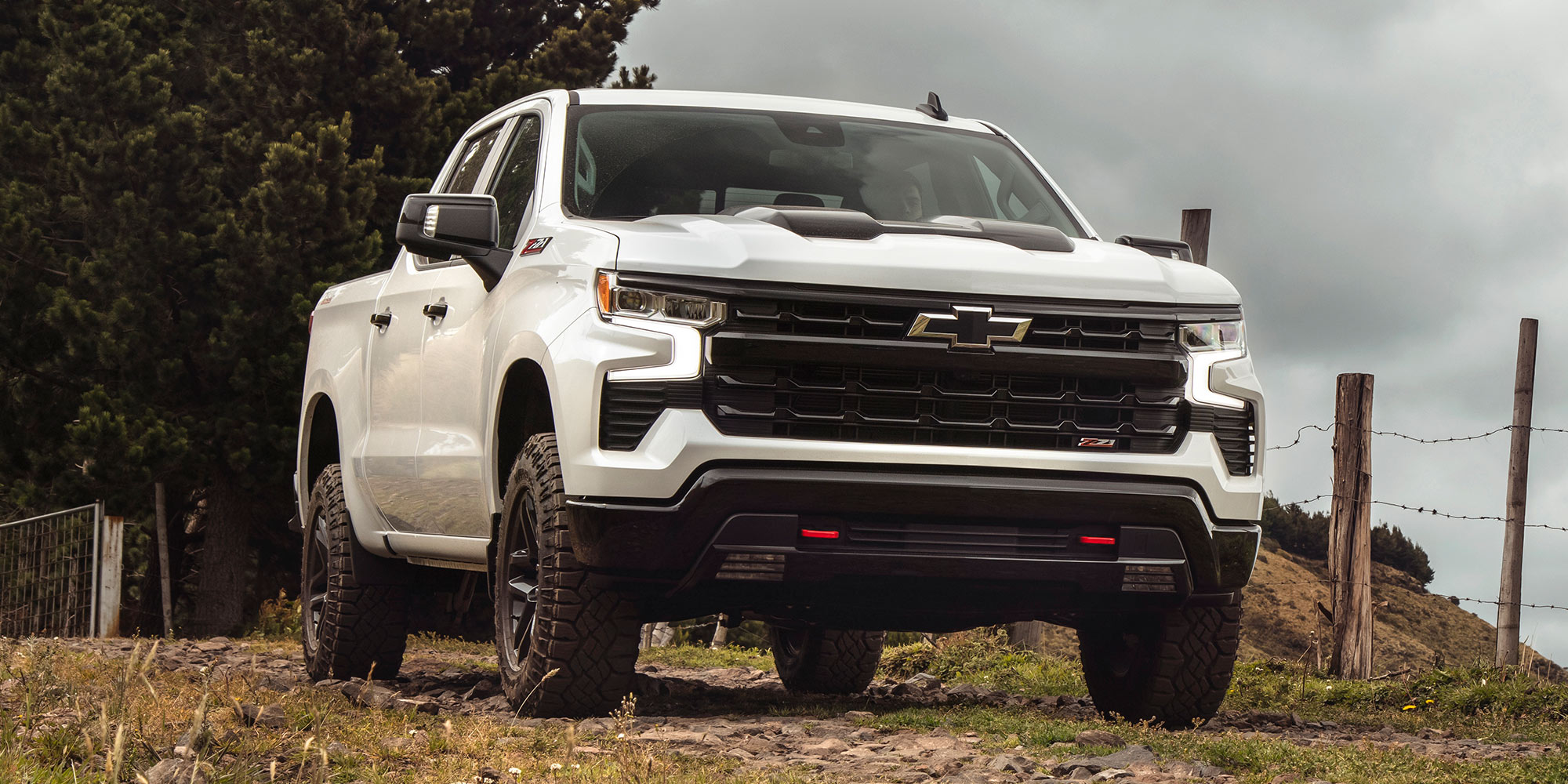 Chevrolet Silverado 2026 blanca off-road en paisaje rural