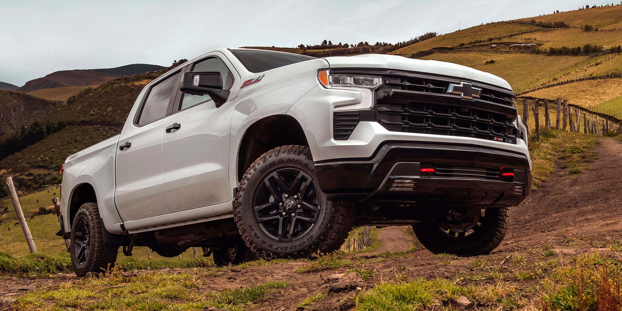 Vista Chevrolet Silverado 2026, camioneta todo terreno