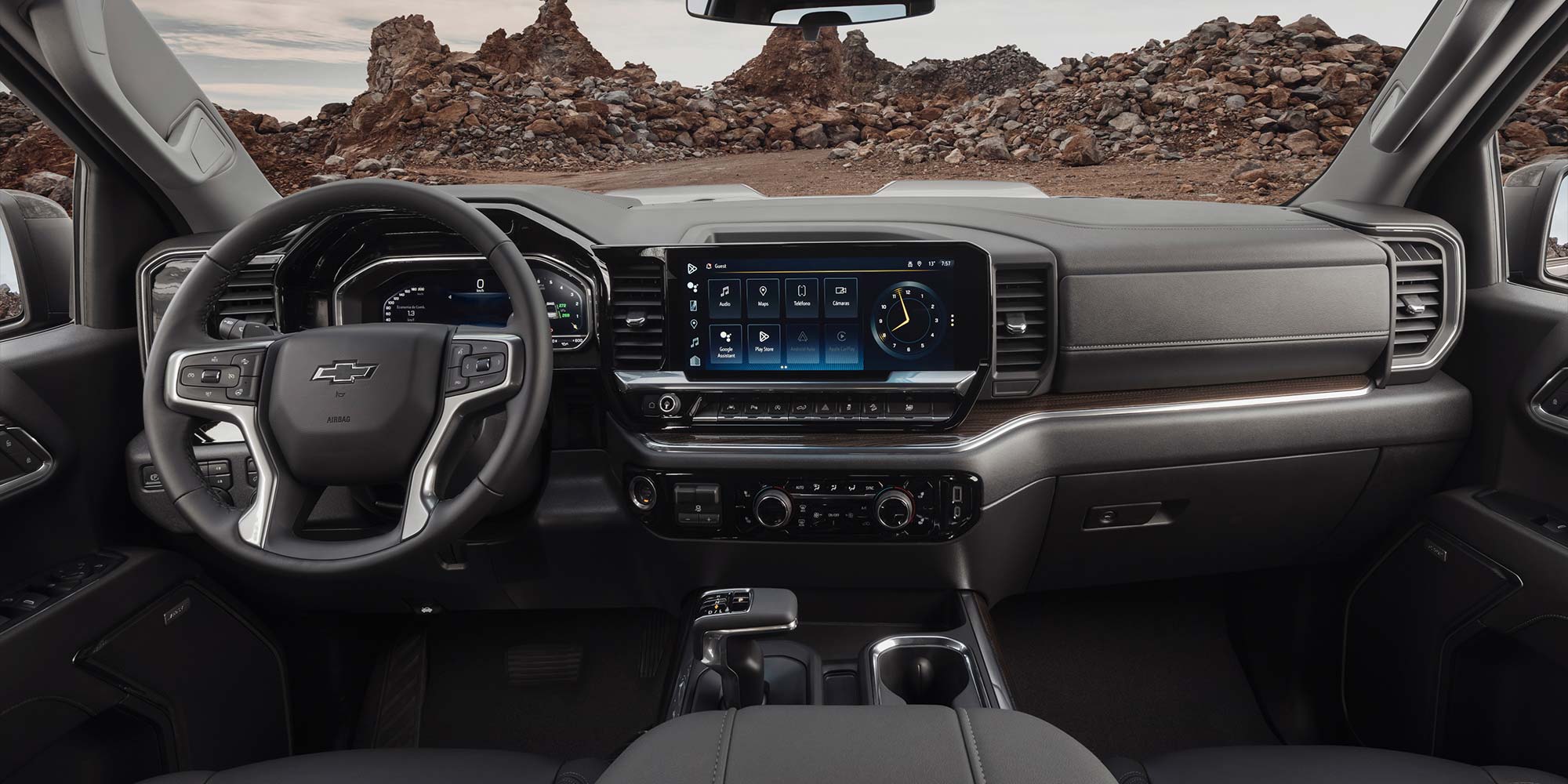 Interior con volante, pantalla táctil y guantera, Silverado 2026