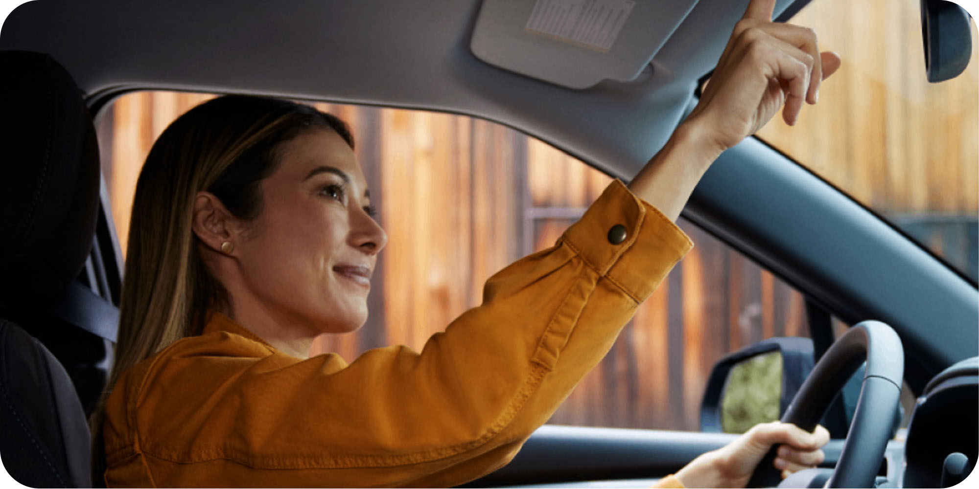 Usuaria oprimiendo botón de Onstar en su Chevrolet