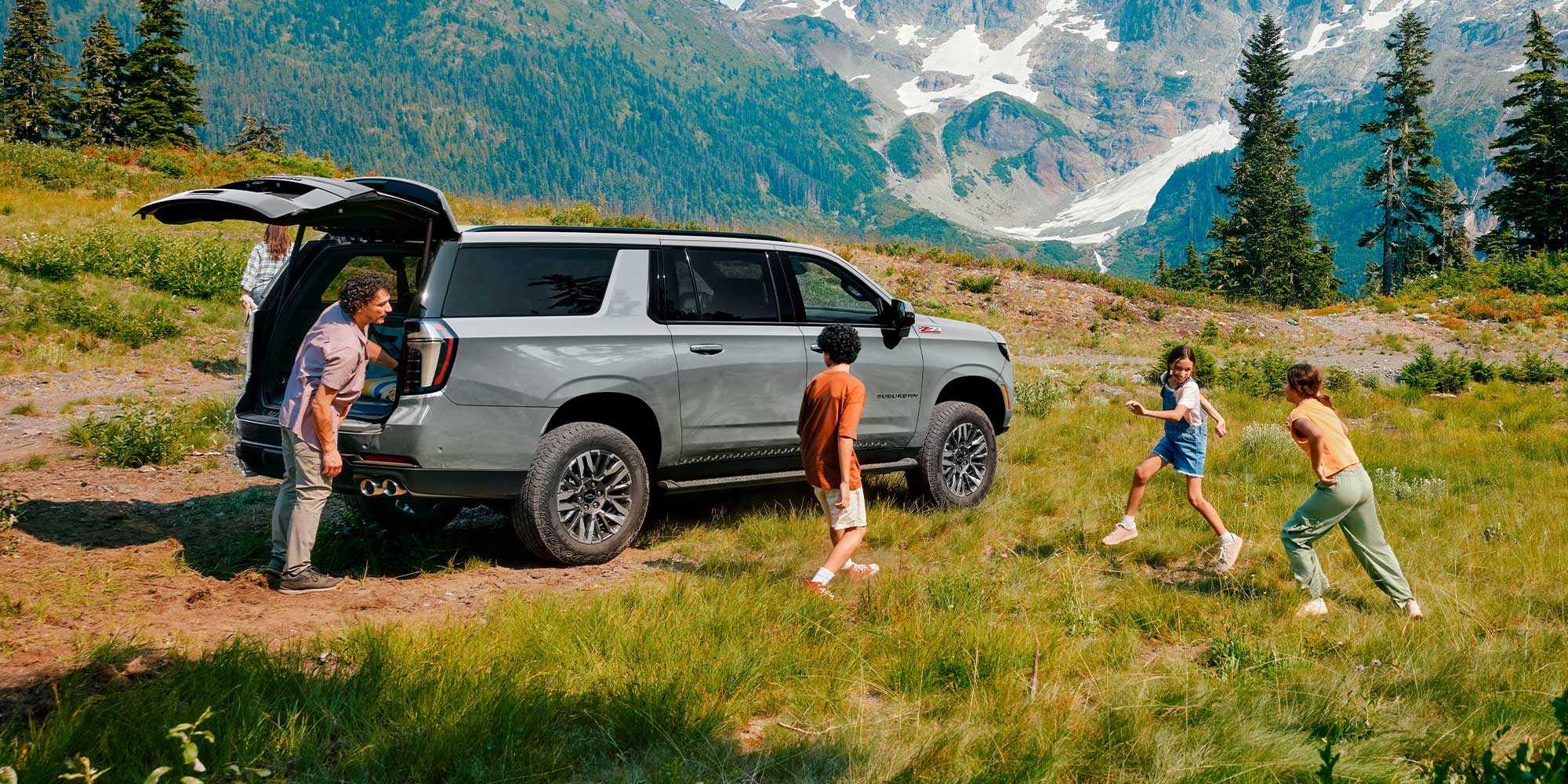 Chevrolet Suburban Z71 estacionada, con personas alrededor