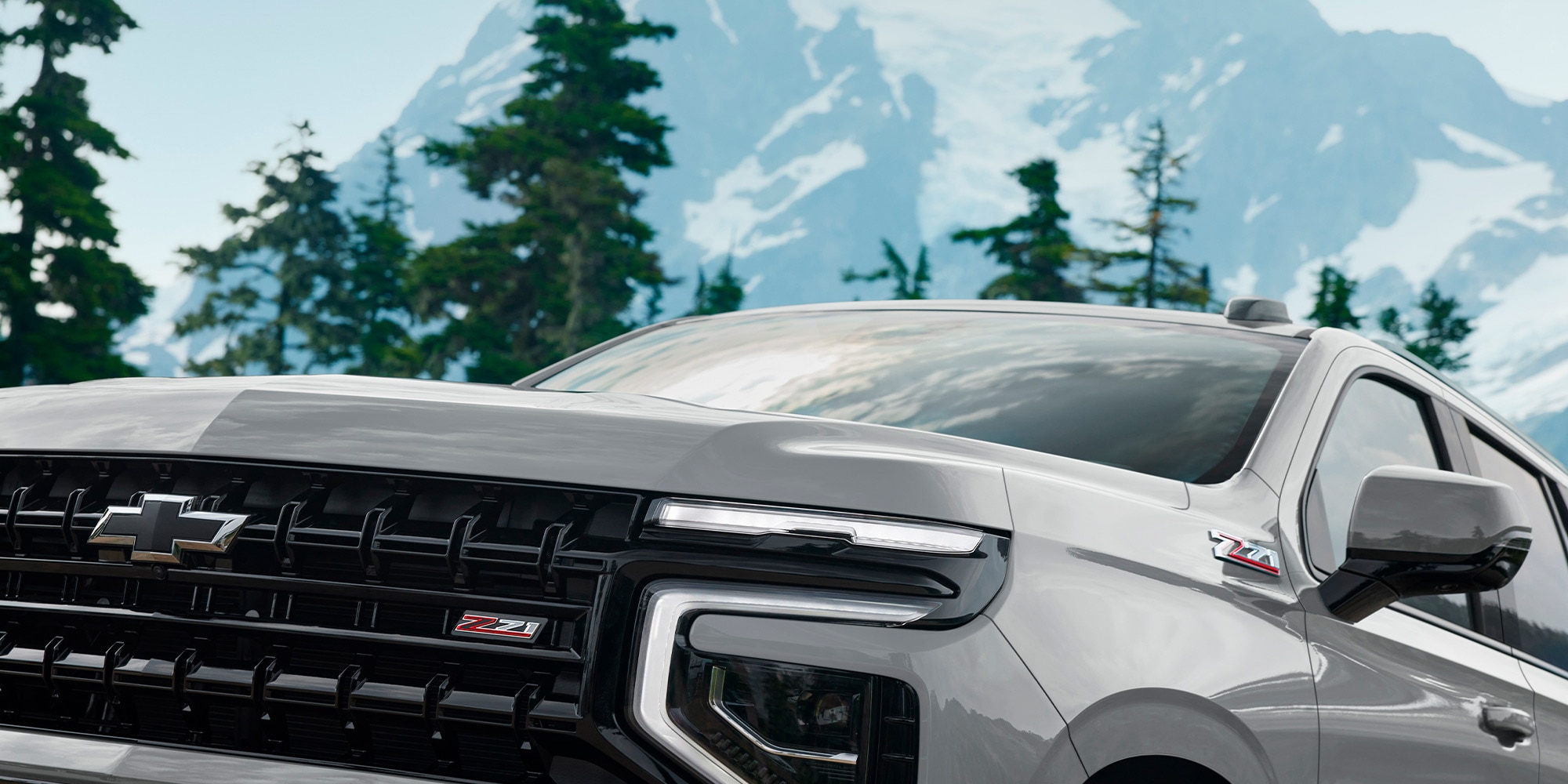 Vista frontal de la Chevrolet Suburban Z71 con parrilla y faros