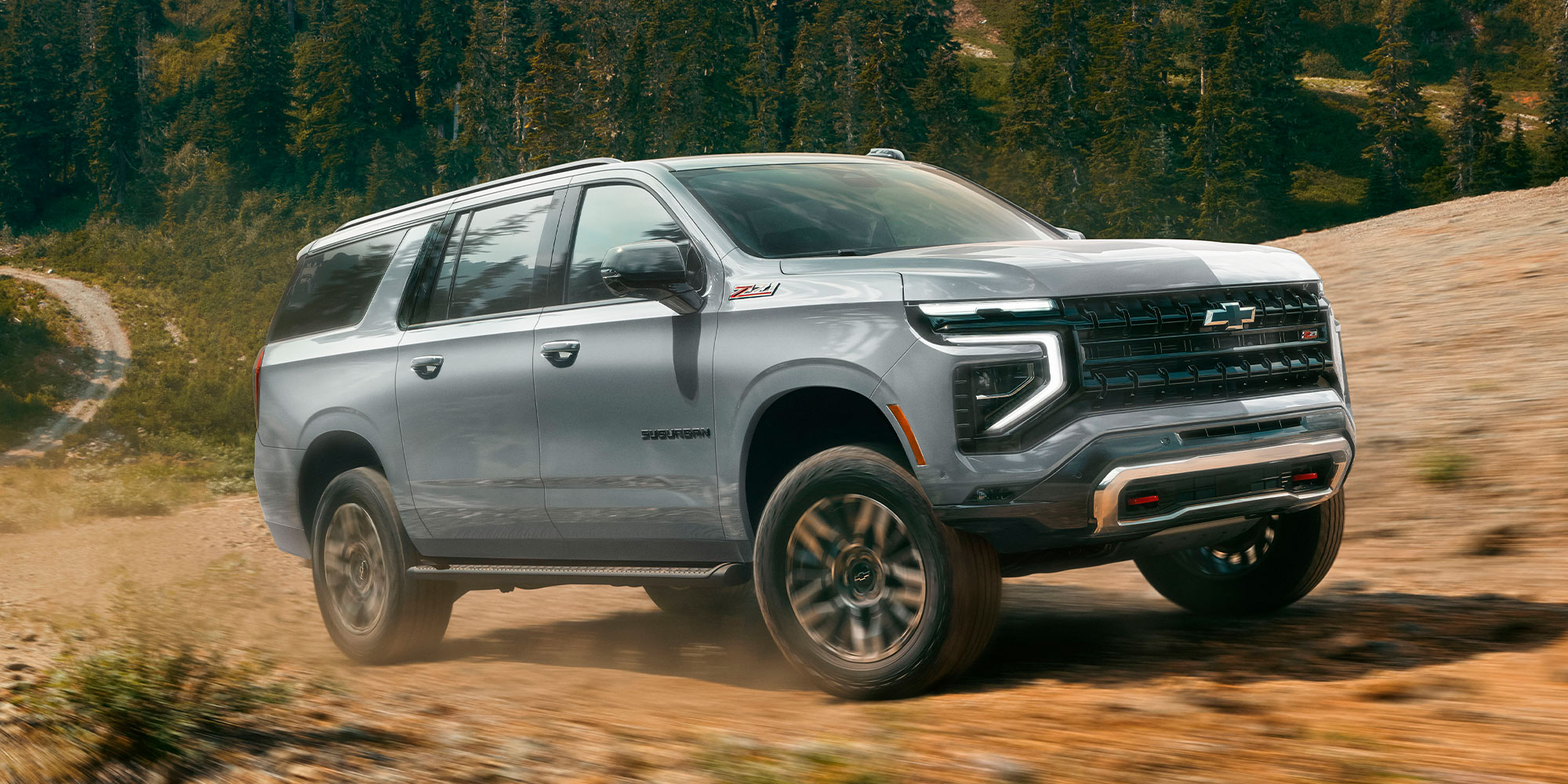 Chevrolet Suburban Z71 circulando en terreno destapado