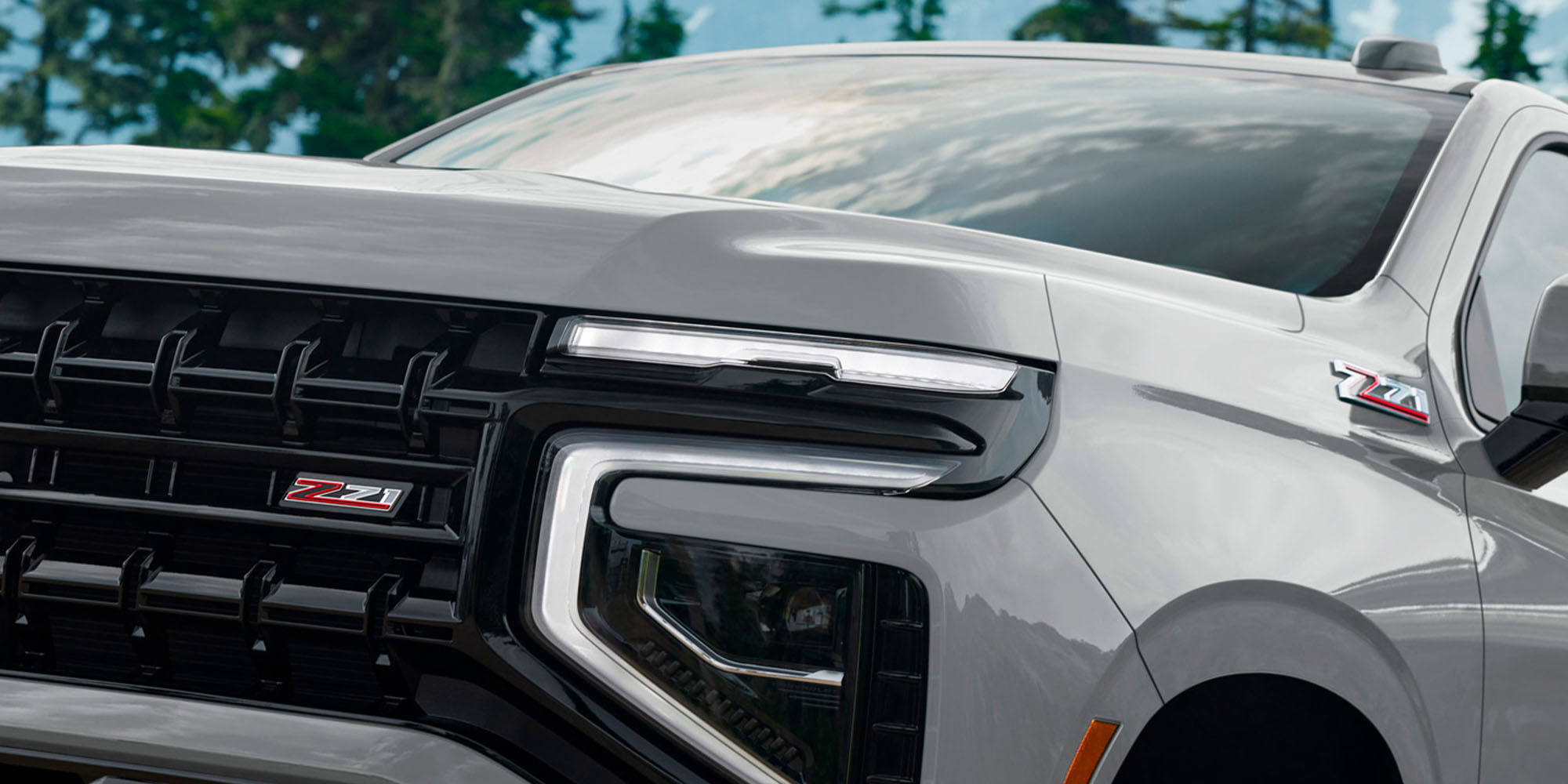 Detalle frontal de la Chevrolet Suburban Z71 en un entorno natural.