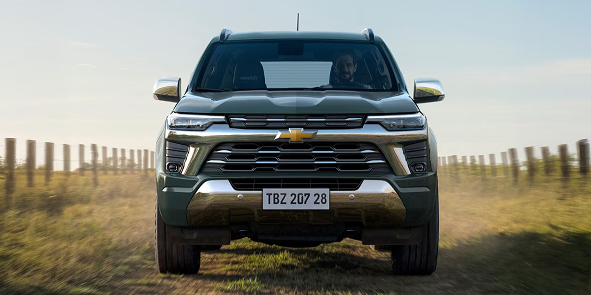 Vista frontal de la Trailblazer circulando por camino destapado.